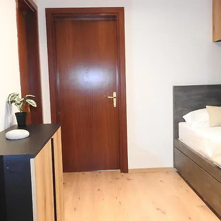 Vacation Vibes - Modern In Golem Near Sea
