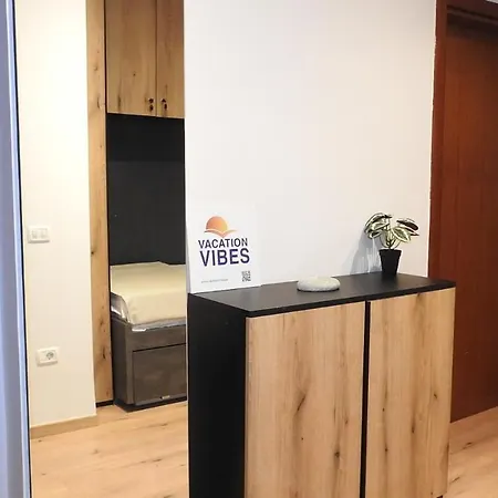 Apartment Vacation Vibes - Modern In Golem Near Sea