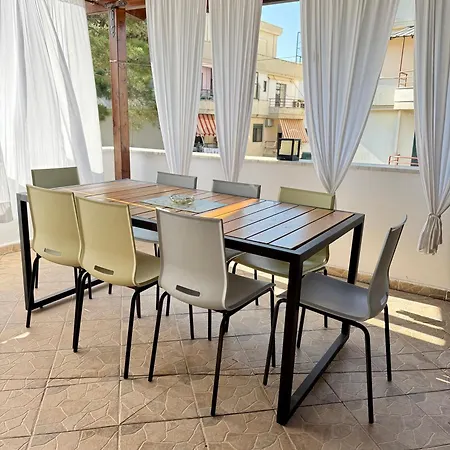 Vacation Vibes - Modern In Near Sea Apartment
