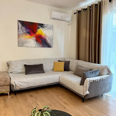 Vacation Vibes - Modern In Near Sea Apartment